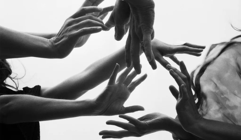 Manos en movimiento capturando la esencia del movimiento expresivo, promoviendo conexión y autoexpresión en Mallorca.