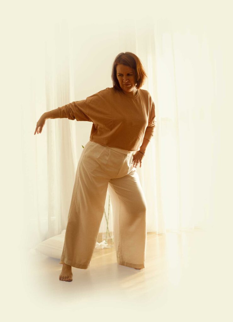 Cati Burguera practicando movimiento expresivo en Mallorca, enfocada en la conexión entre cuerpo, mente y emociones para desbloqueo energético.