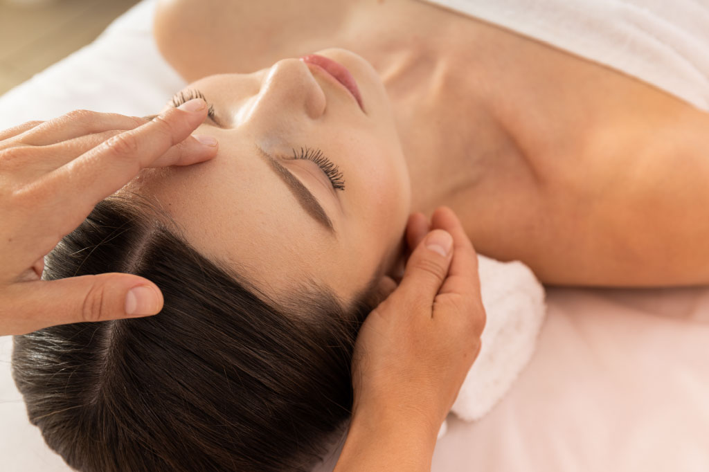 Primer plano de un ritual holístico de equilibrio y plenitud en Palma de Mallorca, con técnicas relajantes para armonizar cuerpo y mente.